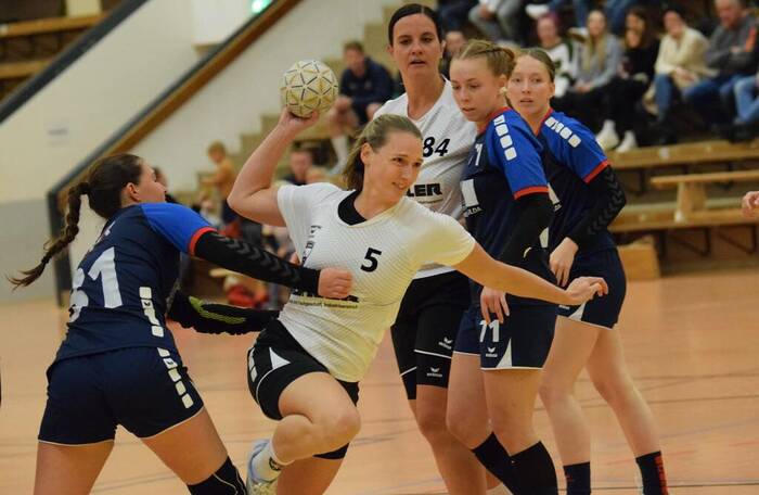 Selbstbewusst durchgetankt: Jennifer Malsch (in Weiß) setzt sich gegen die Rotenburgerin Sina Knoth durch und erzielt in dieser Szene einen ihrer vier Treffer. Foto: Alicia Kreth.